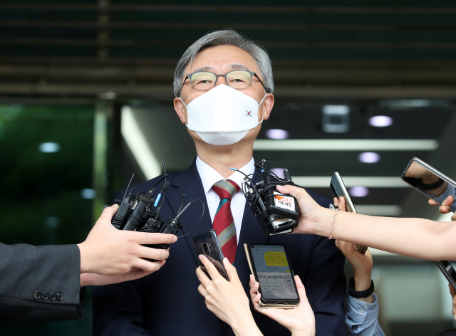 야권의 잠재적 대권주자로 거론되는 최재형 감사원장이 28일 오전 서울 종로구 감사원으로 출근하며 취재진에게 감사원장 사퇴 등 거취와 관련해 입장을 밝히고 있다. 연합뉴스