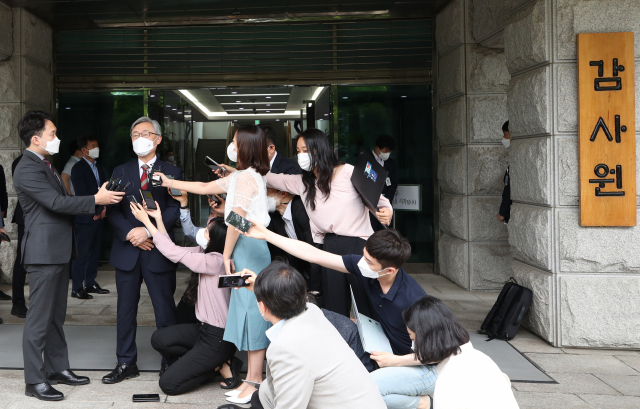 야권의 잠재적 대권주자로 거론되는 최재형 감사원장이 28일 오전 서울 종로구 감사원으로 출근하며 취재진에게 감사원장 사퇴 등 거취와 관련해 입장을 밝히고 있다. 연합뉴스