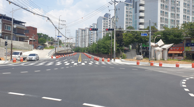 도로 확장 공사 완료로 30일 개통하는 영천중학교~북문사거리 모습. 영천시 제공