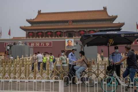 7월 1일 공산당 창당 100주년 축하행사가 열리는 베이징 톈안먼 광장에서 28일 중국 경찰관들이 경비를 서고 있다. EPA·연합뉴스