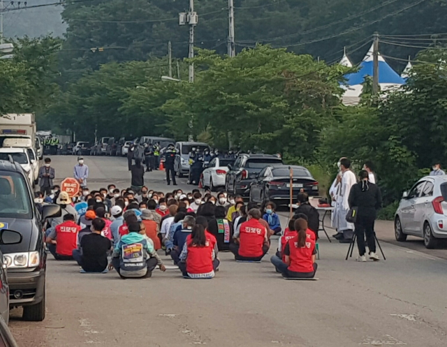 29일 사드 반대 측이 사드 기지로 통하는 길을 막고 연좌농성을 하고 있다. 독자 제공