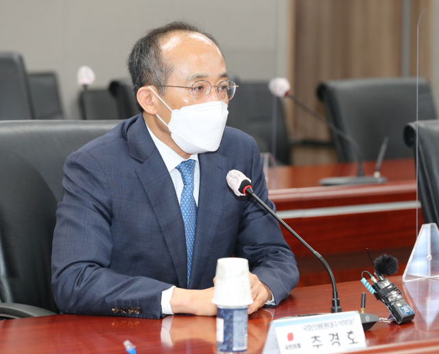 국민의힘 추경호 원내수석부대표가 지난 6월 정부서울청사 국민권익위원회를 방문, 김태응 부동산거래특별조사단장에게 부동산 투기의혹 진상규명을 위한 국민의힘 국회의원 전수조사 의뢰서를 전달한 뒤 공정한 조사를 요구하고 있다. 연합뉴스