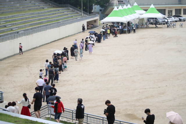 30일 대구 달서구 두류공원에 마련된 신종 코로나바이러스감염증(코로나19) 임시선별검사소에서 검사를 받으려는 시민들이 길게 줄지어 기다리고 있다. 연합뉴스