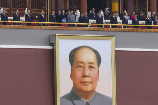 중국공산당 창당 100주년 기념일인 1일 수도 베이징의 톈안먼 광장에서 시진핑(習近平·윗줄 중앙의 회색 옷차림) 국가 주석 겸 중국 공산당 중앙위원회 총서기와 국가 수뇌부들이 초대 수석인 마오쩌둥의 대형 초상화 위에 도열해 있다. 이곳에서는 4만여 명의 군중이 참석한 가운데 대대적인 기념행사가 펼쳐졌다. 연합뉴스