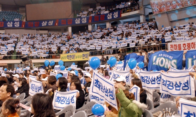 2012 한국시리즈서 우승을 차지한 삼성라이온즈 선수단이 기쁨을 만끽하고 있다. 매일신문DB