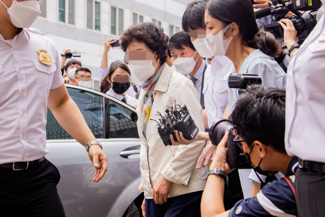 요양병원을 개설하고 요양급여를 편취한 혐의를 받는 윤석열 전 검찰총장의 장모 최모 씨가 2일 경기도 의정부시 가능동 의정부지방법원에서 열린 1심 선고공판에 출석하고 있다. 연합뉴스