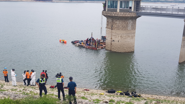 2일 경주 보문호에서 수중 작업을 하던 60대 민간 잠수가 실종돼 119구조대가 구조작업을 벌이고 있다. 독자 제공