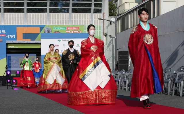 2일 대구 남구 안지랑 곱창골목에서 열리는 거리 패션쇼를 앞두고 모델들이 막바지 리허설을 하고 있다. 김영진 기자