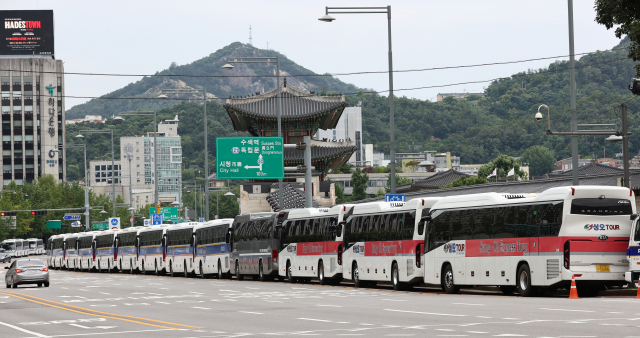 민주노총 전국노동자대회가 예고된 3일 오전 서울 광화문 앞에 집회 차단을 위해 동원된 버스들이 줄 지어 서 있다. 연합뉴스