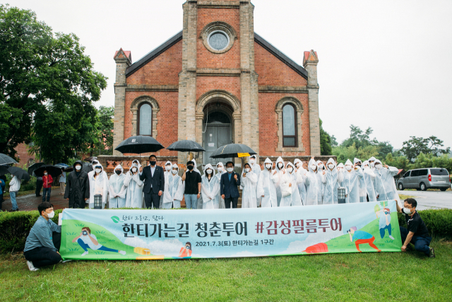 신나무골성지 내 카페에서 키링을 만들고 있는 