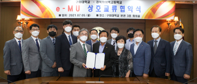 구미대(총장 정창주), 경북하이텍고(교장 이상택) 관계자들이 군(軍) 전문인력 양성을 위한 상호교류 협약을 체결하고 기념촬영하고 있다. 구미대 제공