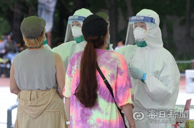 대구 코로나19 신규 확진자가 이틀 연속 두 자릿수를 기록한 8일 중구 국채보상운동기념공원 임시선별검사소에서 의료진이 ​검체를 채취하고 있다. 성일권 기자 sungig@imaeil.com