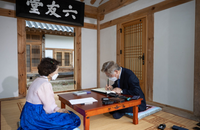 대선출마를 선언한 이재명 경기도지사가 1일 오후 경북 안동시 도산면 백운로 이육사문학관 방문, 방명록을 작성하고 있다. 연합뉴스