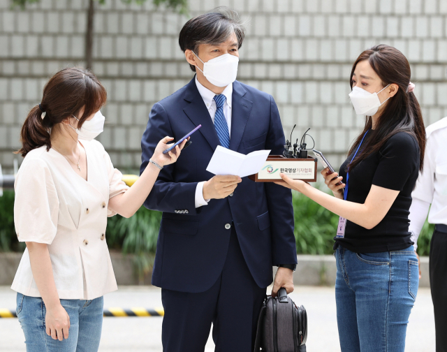 자녀 입시비리 의혹을 받는 조국 전 법무부 장관이 9일 오후 서울 서초구 서울중앙지법에서 열린 1심 속행 공판에 출석하며 발언하고 있다. 연합뉴스