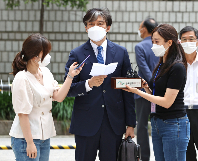 자녀 입시비리 의혹을 받는 조국 전 법무부 장관이 9일 오후 서울 서초구 서울중앙지법에서 열린 1심 속행 공판에 출석하며 발언하고 있다. 연합뉴스