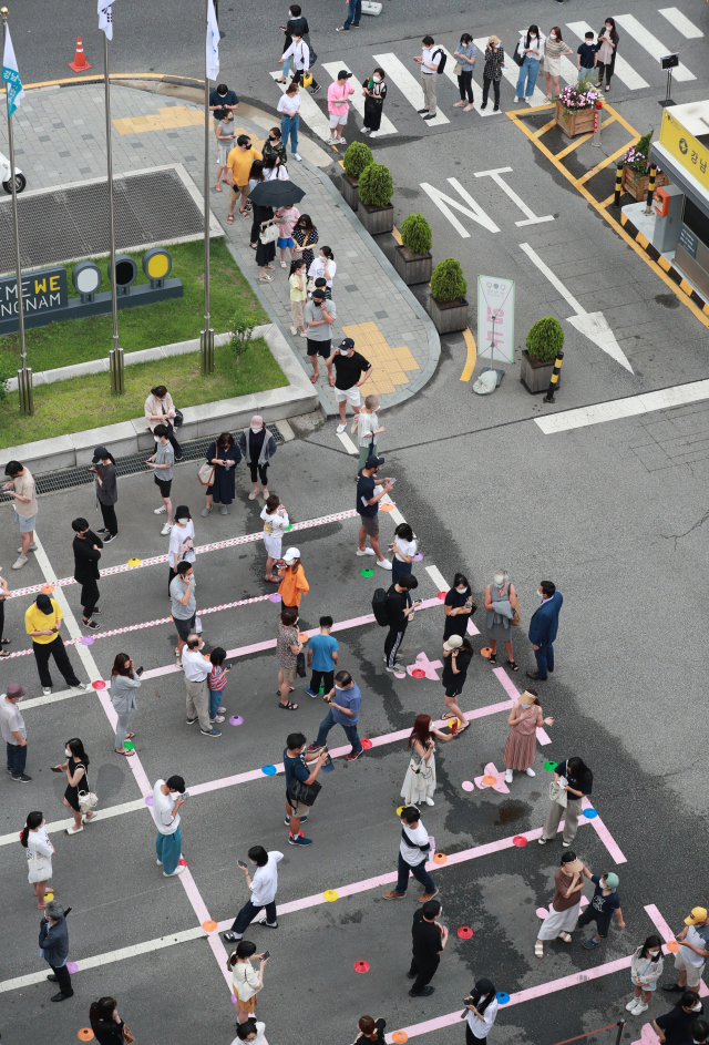 9일 오전 서울 강남구 보건소 선별진료소를 찾은 시민들이 신종 코로나바이러스 감염증(코로나19) 검사를 위해 차례를 기다리고 있다. 중앙방역대책본부는 이날 0시 기준으로 신규 확진자가 1천316명 늘어 코로나 사태 이후 가장 많은 수를 기록했다고 밝혔다. 연합뉴스