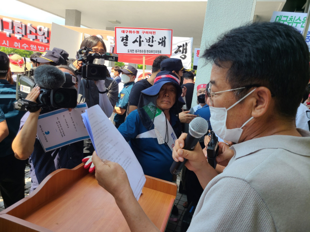 김기완 해평취수원 상생 주민협의회장이 12일 구미시청에서 대구취수원 이전을 찬성하는 기자회견을 기습적으로 열고 있다. 전병용 기자