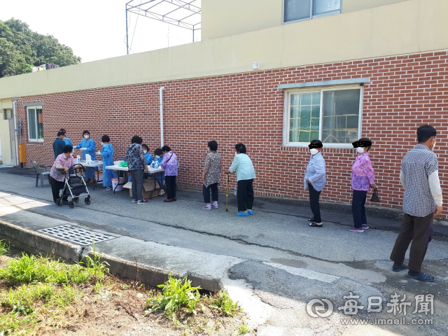 마을 주민들이 길게 줄을 서서 코로나19 검사를 받고 있다. 마경대 기자