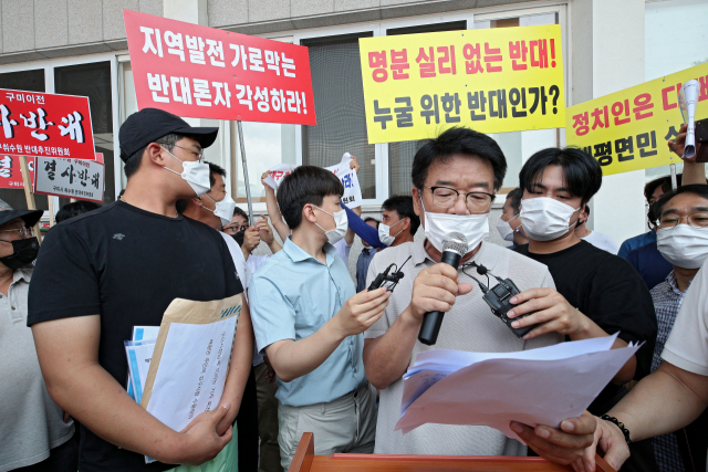 김기완 해평취수원 상생주민협의회장이 12일 구미시청 앞에서 대구취수원 구미 이전 반대 단체의 방해 속에서도 대구시의 