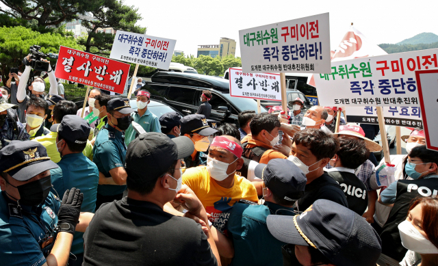 구미 해평취수장 인근 주민들로 구성된 상생주민협의회 측이 12일 구미시청 앞에서 정부의 