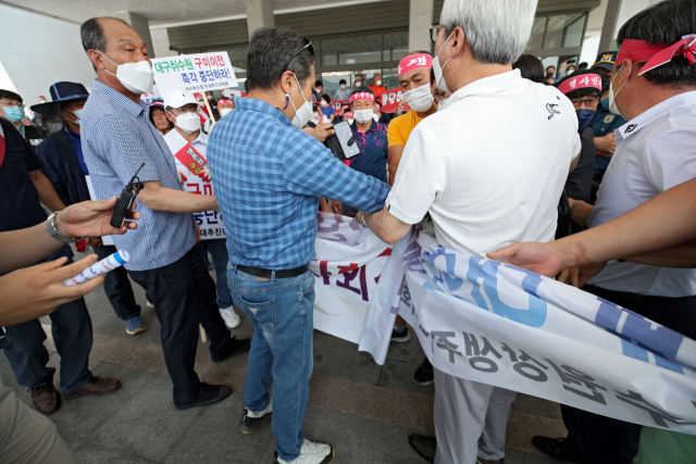 구미 해평취수장 인근 주민들로 구성된 상생주민협의회 측이 12일 구미시청 앞에서 대구시의 