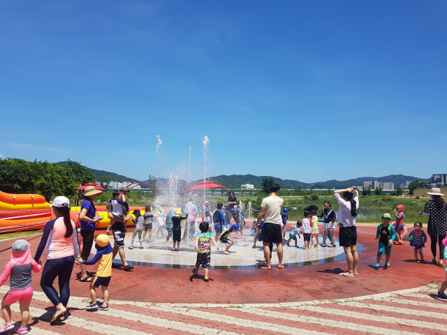 지난 2018년 안동 강변시민공원 어린이물놀이장에서 시민들이 물놀이를 즐기는 모습. 안동시 제공