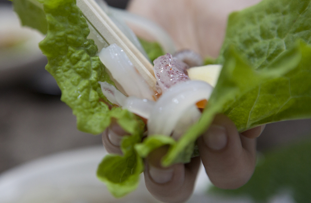 한치회. 부드럽고 쫀득한 식감과 담백한 맛이 끝내주며, 한치 본연의 맛을 제대로 느낄 수 있다. 사진=제주관광공사 제공