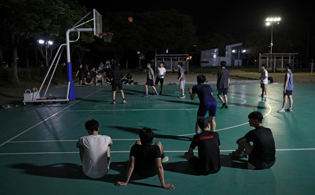 한낮의 뜨거운 열기가 밤까지 이어진 열대야 현상이 나타난 지난 13일 밤 대구 수성못을 찾은 시민들이 농구를 하며 더위를 이겨내고 있다. 김영진 기자 kyjmaeil@imaeil.com