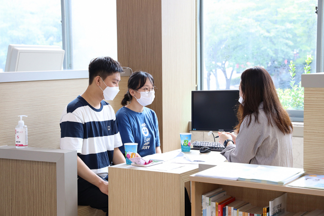 경일대 취업 컨설턴트가 재학생을 대상으로 취업 및 진로상담을 하고 있다. 경일대 제공