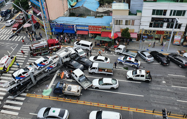 20일 오전 8시56분쯤 전남 여수시 광무동 한재사거리에서 승용차 탁송 차량과 승용차 여러대가 충돌해 119 구조대원들이 현장을 정리하고 있다. 연합뉴스