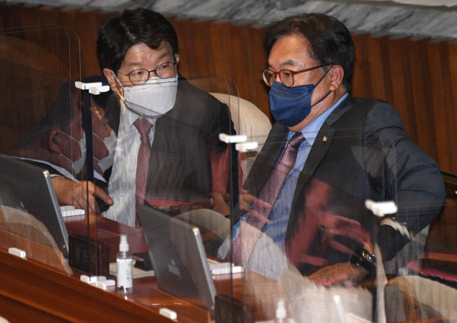 국민의힘 권성동(왼쪽부터), 정진석 의원이 29일 오후 국회 본회의에서 대화하고 있다. 연합뉴스