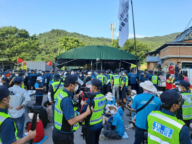 도로에서 연좌 농성 중인 사드 반대 측과 강제 해산에 나선 경찰 등이 영켜있다. 독자 제공