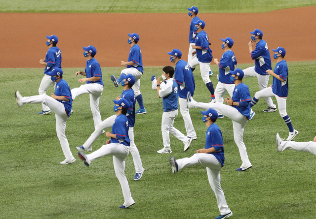 도쿄올림픽 한국 축구 대표팀 이강인(맨 앞) 등 선수들이 뉴질랜드와의 본선 첫 경기를 하루 앞둔 21일 이바라키 가시마 스타디움에서 잔디 상태를 확인하고 있다. 연합뉴스