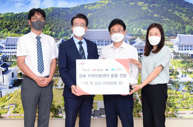 22일 경북도청에서 열린 전달식 참석자들이 이철우(오른쪽 두 번째) 경북도지사와 기념촬영을 하고 있다. 경북도 제공