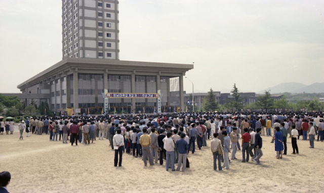 영남대학교 개교 제34주년 기념식이 열린 중앙도서관 앞(1981년)