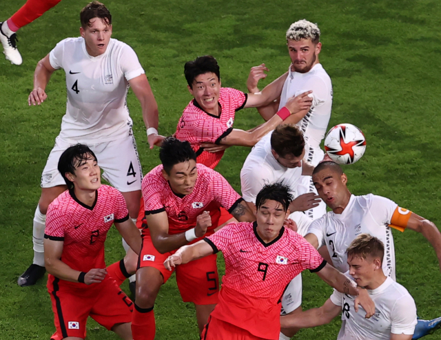 22일 이바라키 가시마 스타디움에서 열린 도쿄올림픽 남자축구 조별리그 B조 1차전 대한민국 대 뉴질랜드 경기. 양팀 선수들이 치열한 공중볼 다툼을 벌이고 있다. 연합뉴스