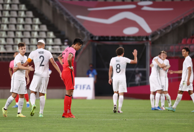 22일 이바라키 가시마 스타디움에서 열린 도쿄올림픽 남자축구 조별리그 B조 1차전 대한민국 대 뉴질랜드 경기. 뉴질랜드에 1대0으로 패한 한국 선수들이 아쉬워하고 있다. 연합뉴스