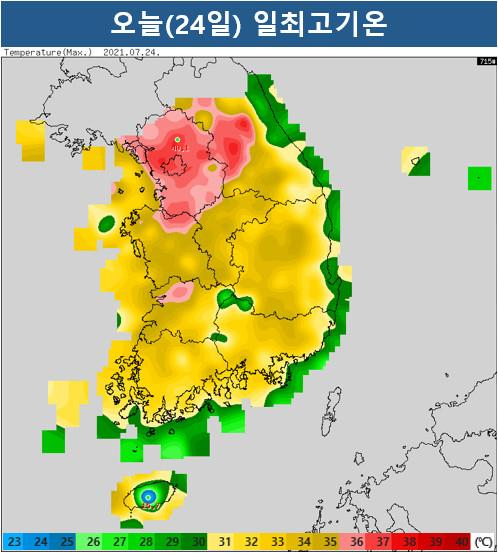 24일 기상청에 따르면 전국 대부분 지역에 폭염특보가 발효 중인 가운데 이날 낮 기온이 35도 안팎으로 오르면서 무더위가 이어졌다. 특히 서울은 낮 최고기온이 36.5도로 올해 들어 가장 더웠다. 사진은 24일 낮 최고기온 분포도. 연합뉴스