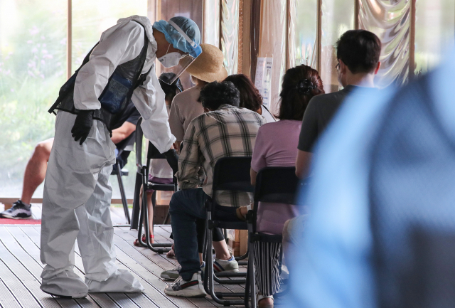 24일 오전 서울 송파구 송파구보건소에 마련된 신종 코로나바이러스 감염증(코로나19) 선별진료소에서 시민들이 검사를 받기 위해 대기하고 있다. 중앙방역대책본부는 이날 0시 기준으로 신규 확진자가 1천629명 늘어 누적 18만7천362명이라고 밝혔다. 특히 수도권의 확산세가 지속 중인 상황에서 최근 들어 비수도권의 환자 발생도 눈에 띄게 증가하면서 전국적 대유행 가능성이 점점 커지고 있다. 연합뉴스