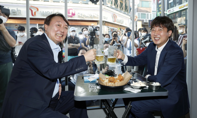 국민의힘 이준석 대표와 윤석열 전 검찰총장이 25일 오후 서울 광진구 건대 맛의거리에서 