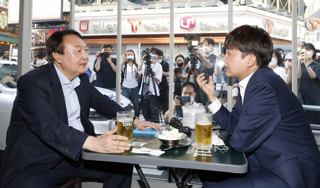 국민의힘 이준석 대표와 윤석열 전 검찰총장이 25일 오후 서울 광진구 건대 맛의거리에서 