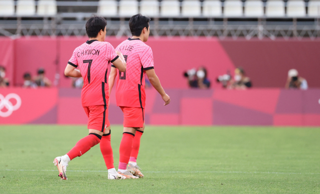 22일 일본 이바라키 가시마 스타디움에서 열린 도쿄올림픽 남자축구 조별리그 B조 1차전 대한민국 대 뉴질랜드 경기. 권창훈과 이강인이 교체되고 있다. 연합뉴스