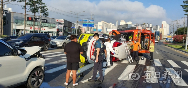 26일 오전 7시쯤 경산시 중방동 경산사거리 인근에서 청도소방서 소속 구급차량이 앞서가던 차량과 추돌한 후 전도돼 경찰이 출동해 사고 수습을 하고 있다. 경북소방본부 제공