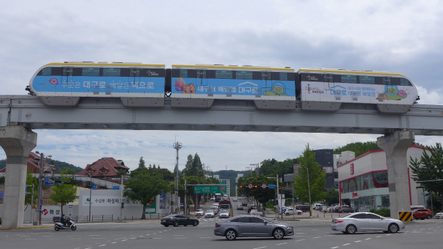 운행 중인 대구도시철도 3호선 열차에 대구형 배달앱 