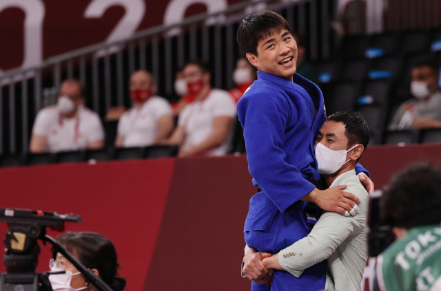 26일 일본 도쿄 지요다구 무도관에서 열린 도쿄올림픽 유도 남자 73kg급 동메달 결정전에서 안창림이 루스탐 오루조프(아제르바이잔)에게 승리를 거두며 동메달을 획득 한 후 송대남 코치와 포옹을 하고 있다. 연합뉴스