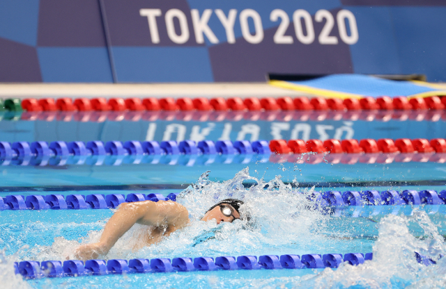 27일 일본 도쿄 아쿠아틱스 센터에서 열린 남자 자유형 200m 결승에 출전한 한국 황선우가 물살을 가르고 있다. 황선우는 1분45초26의 기록으로 8명 중 7위에 자리했다. 연합뉴스