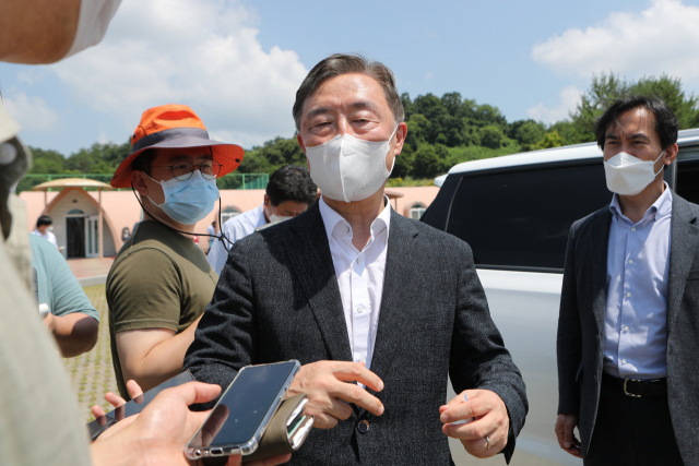 국민의힘 대권주자 최재형 전 감사원장이 한국전쟁 정전협정기념일인 27일 경기도 연천군 중면 민간인통제선(민통선) 인근을 방문해 간담회를 진행한 뒤 취재진 질문에 답하고 있다. 연합뉴스