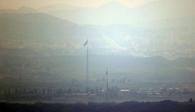 27일 경기도 파주시 접경지역에서 바라본 서부전선 비무장지대(DMZ)에 남한 대성동 마을의 태극기와 북한 기정동 마을의 인공기가 펄럭이고 있다.이날 박수현 청와대 국민소통수석은 남북이 오전 10시부터 그동안 단절됐던 남북 간 통신연락선을 전격 복원하기로 했다고 긴급 브리핑을 통해 발표했다. 연합뉴스