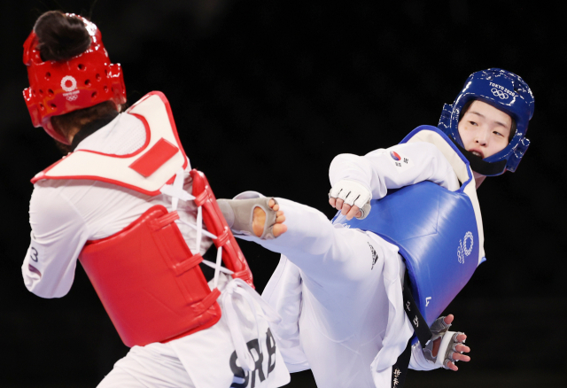 27일 일본 마쿠하리 메세홀에서 열린 도쿄올림픽 여자 태권도 67㎏ 초과급 결승에서 한국 이다빈이 세르비아 밀리차 만디치를 상대로 경기를 펼치고 있다. 연합뉴스