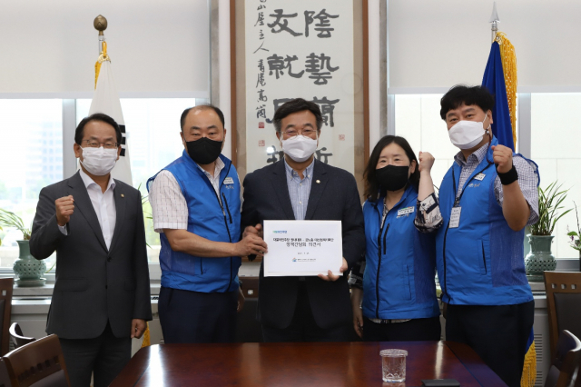 공노총 대선정책기획단과 윤호중 민주당 원내대표가 간담회를 하고 기념 촬영을 하고 있다. 공노총 제공.